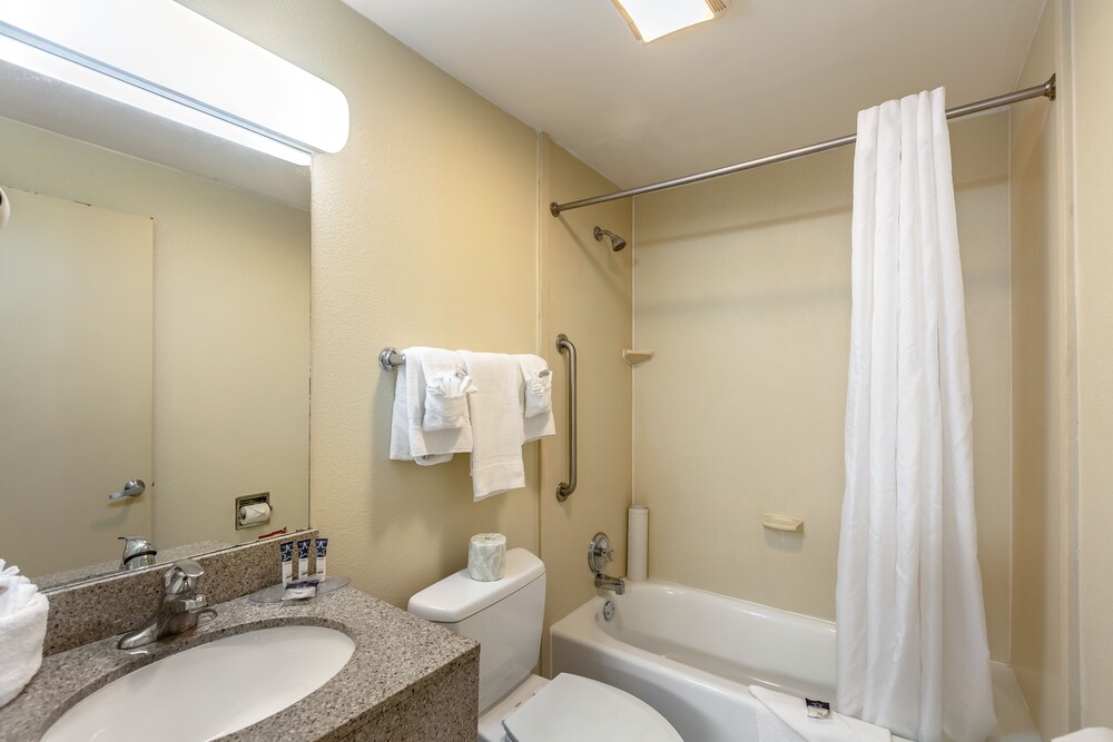 Book Red Carpet Inn In Stamford Hotels Com