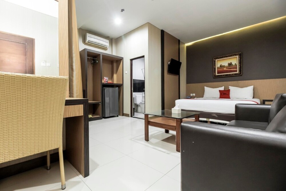 Book Reddoorz Plus Tuparev Cirebon In West Cirebon Hotels Com