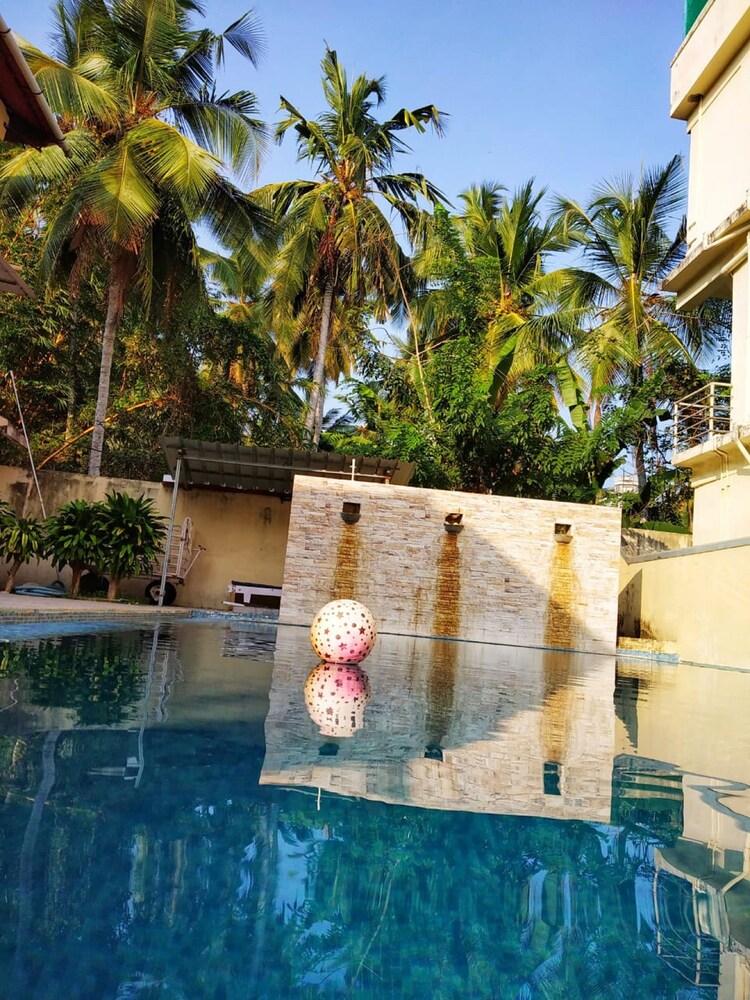 Book New Kovalam Beach Hotel In Thiruvananthapuram Hotels Com With a stay at kovalam beach hotel in thiruvananthapuram, you'll be 0.4 mi (0.7 km) from this beach hotel is 10 mi (16 km) from thiruvananthapuram zoo and 10 mi (16.1 km) from napier museum. hotels com