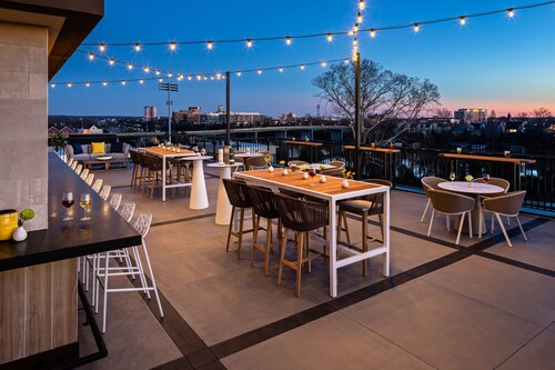 15 Closest Hotels To Augusta Riverwalk In Augusta Hotelscom