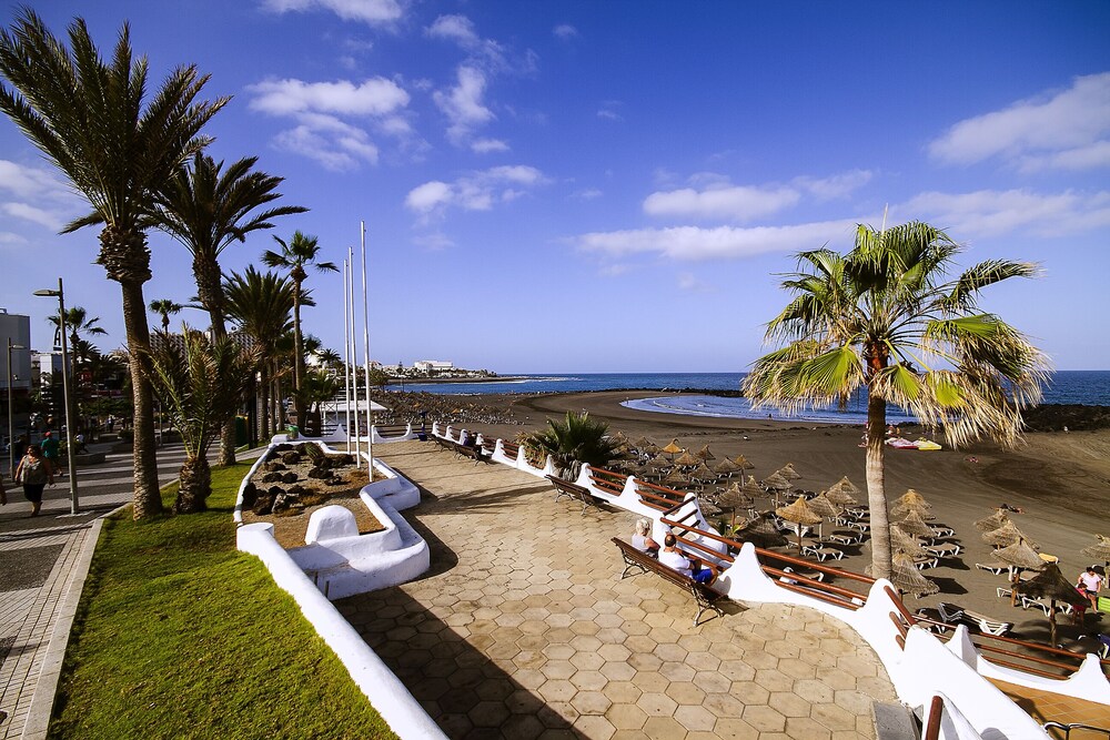 150 m from the sandy beach, fantastic sunsets, wifi, satellite