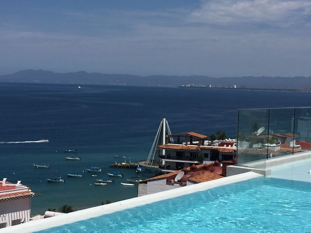 amazing rooftop infinity pool! ocean view 2 bed / 2 bath condo.