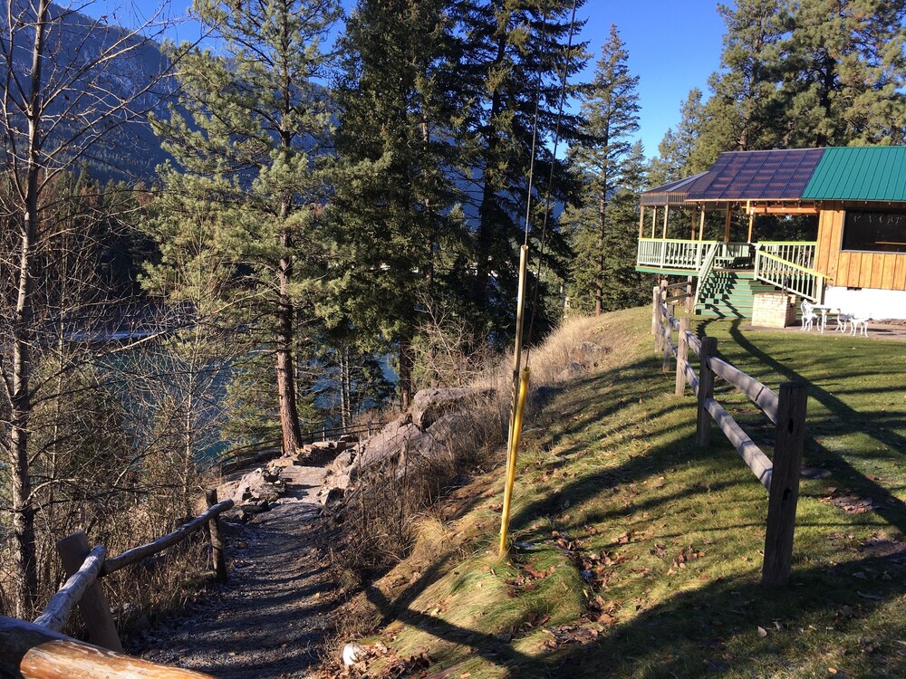 Book Rimrock Lodge in Thompson Falls