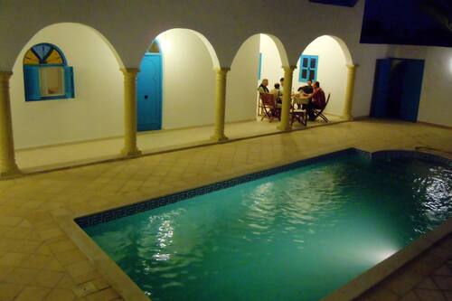 احجز فيلا من 6 غرف نوم في جربة مع إطلالة رائعة على المدينة وحمام سباحة خاص وحديقة مغلقة في اغير قارن أسعار الفنادق في اغير