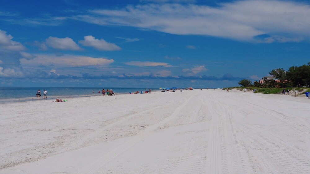 aqua beach condo - only 90 steps to the sand