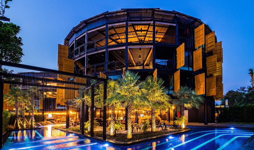 酒店正门 - 夜景