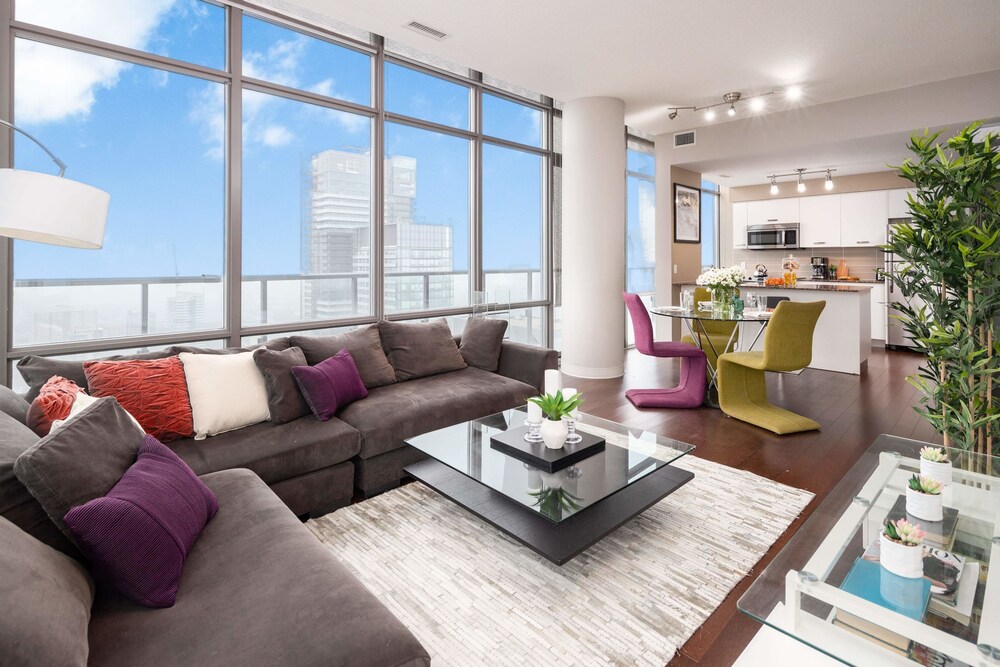Quickstay Eclectic Two Bedroom Condo Sky High Views Toronto Canada Toronto Hotel Discounts Hotels Com