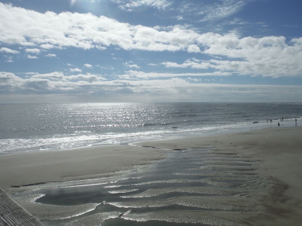 charming beach house, just steps to the beach! 2br/2ba