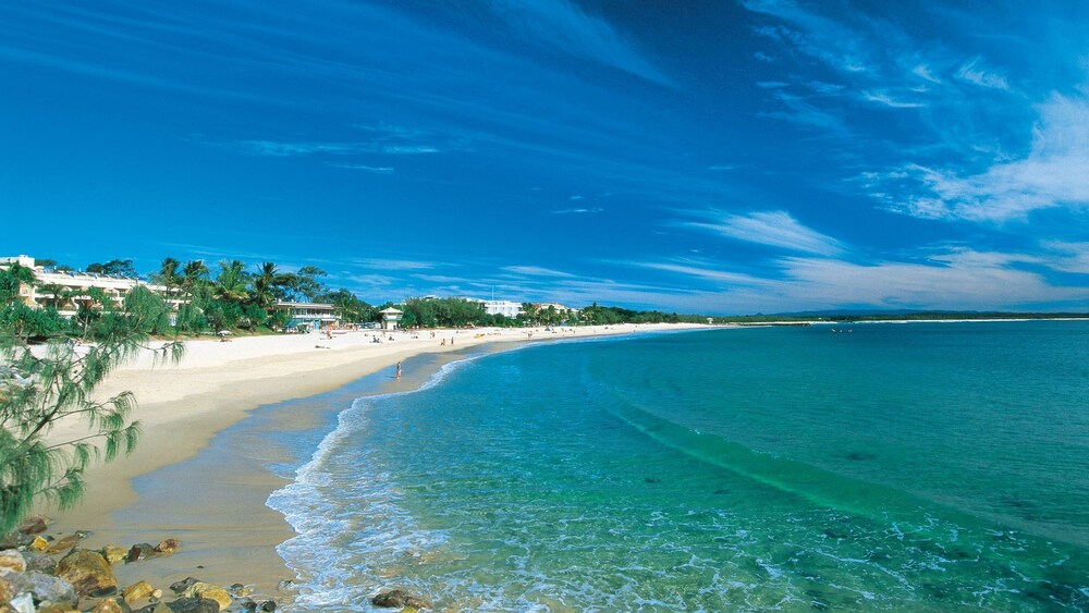 the sanctuary - walk to hastings street & main beach预订, 2019