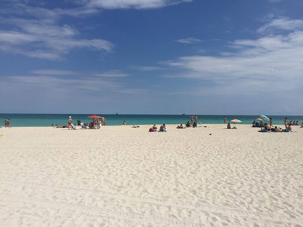 south beach oceanfront, amazing ocean drive, bar downstairs