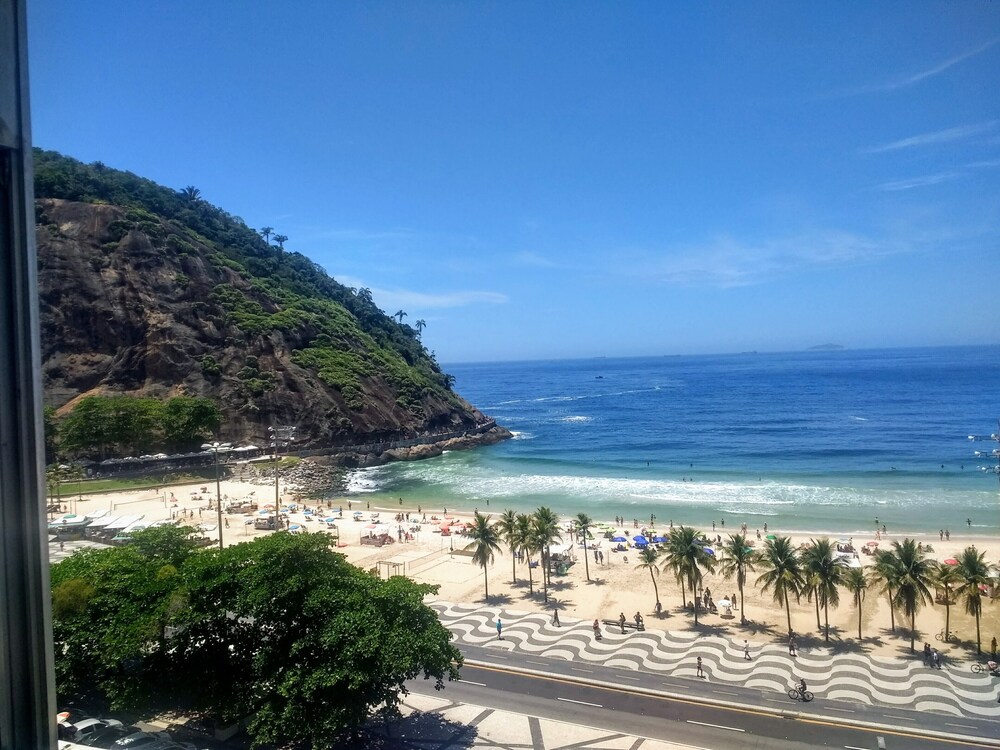 apartment in the best location and front to copacabana beach!