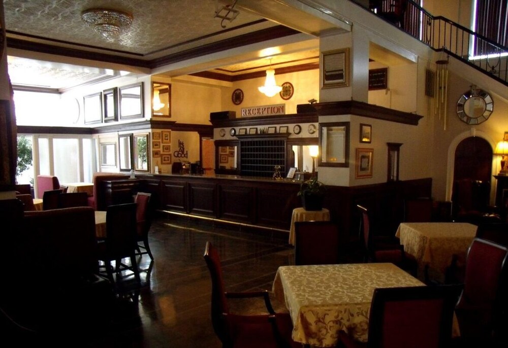 Book The Mountaineer Hotel in Williamson