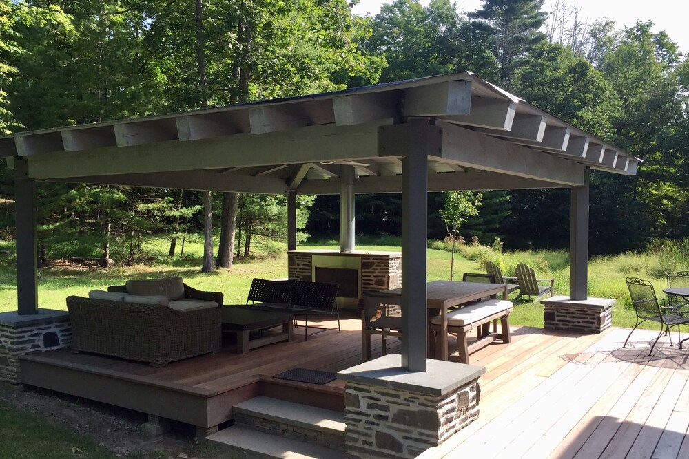 heart of woodstock — unique arts-and-crafts home: outdoor room