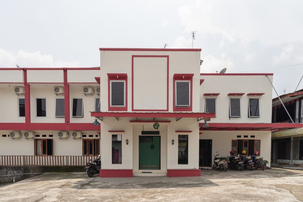 Book RedDoorz @ Cibogo Puncak Bogor 2 in Megamendung Hotels.com