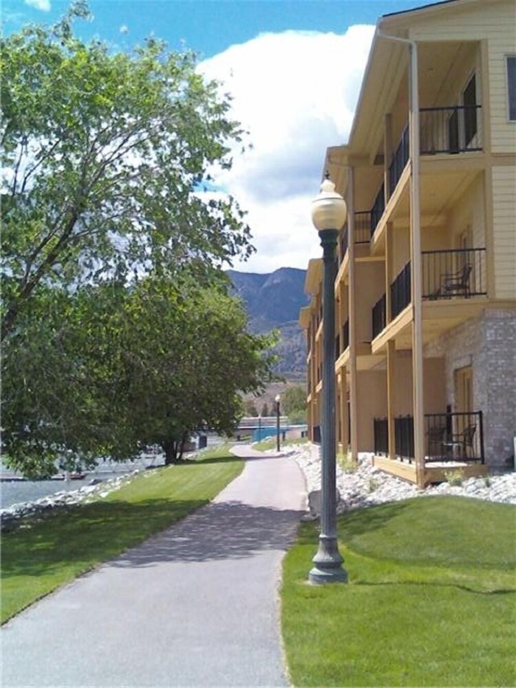 Book Howards On The River in Pateros