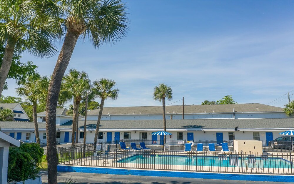 Book Royal Palm Motel in Tybee Island