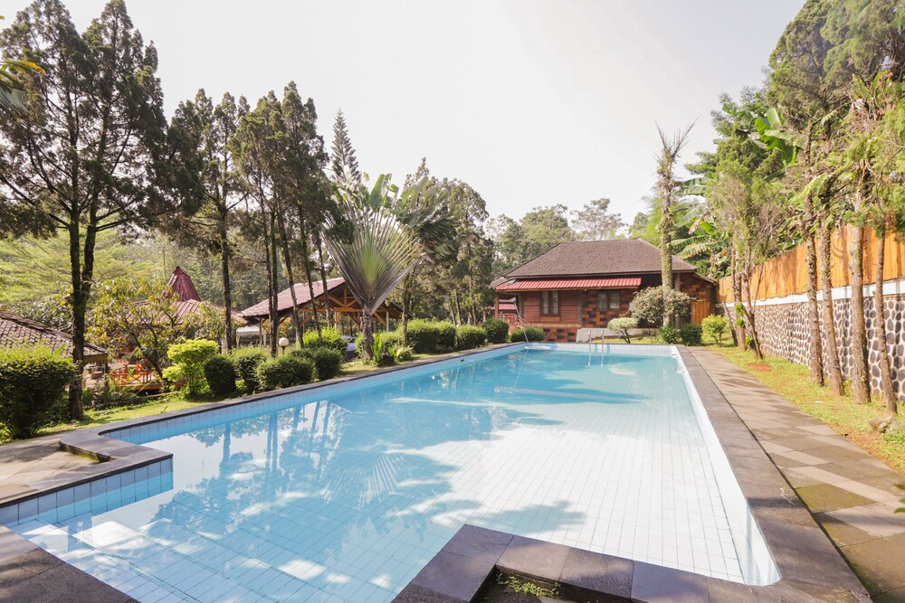 Book OYO 735 New Panjang Jiwo Resort in Bogor  Hotels.com