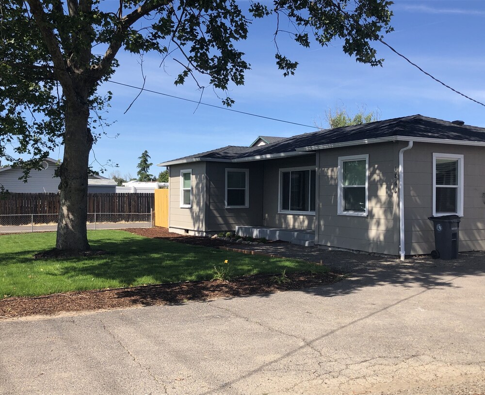 great, clean house in the middle of medford