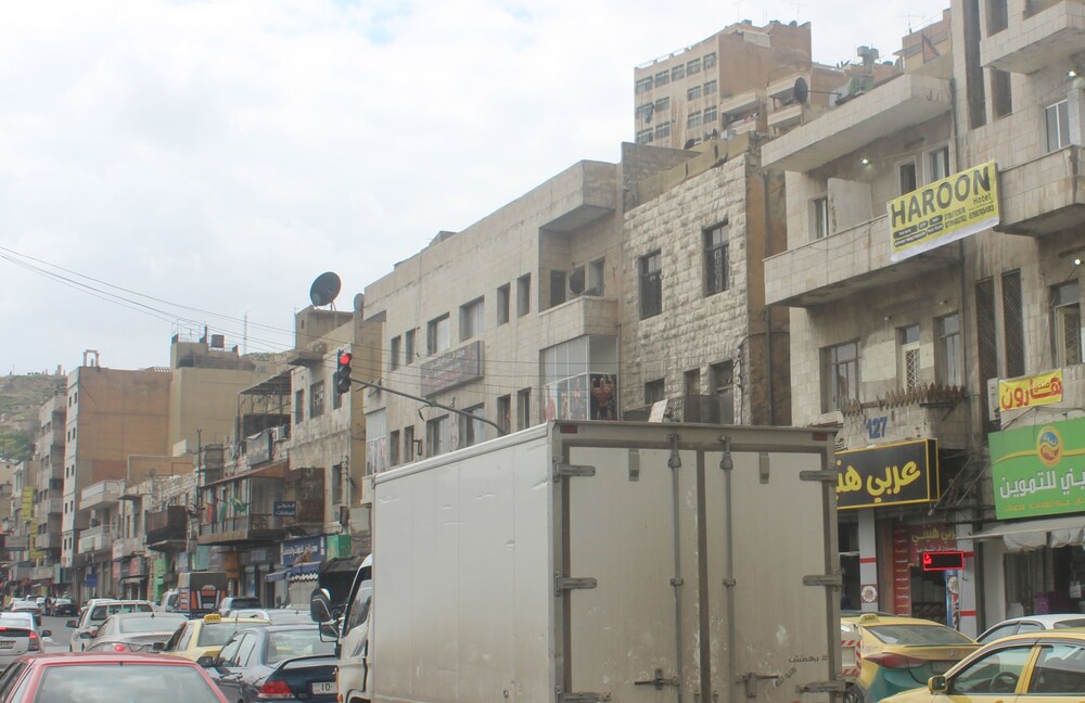 احجز دار ضيافة هارون هوستل في عمان قارن أسعار الفنادق في عمان