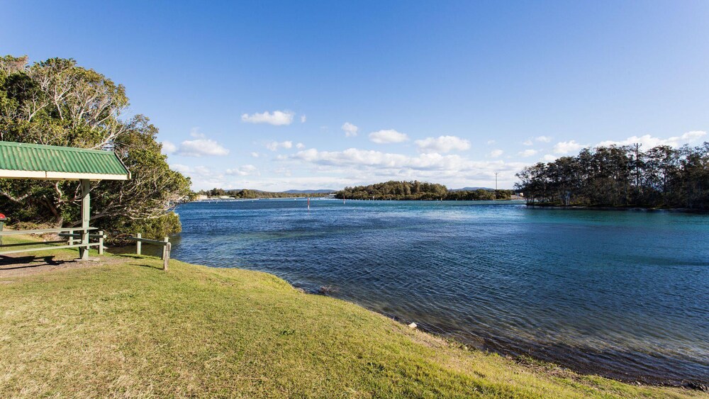 aquarius 9 - across from wallis lake!