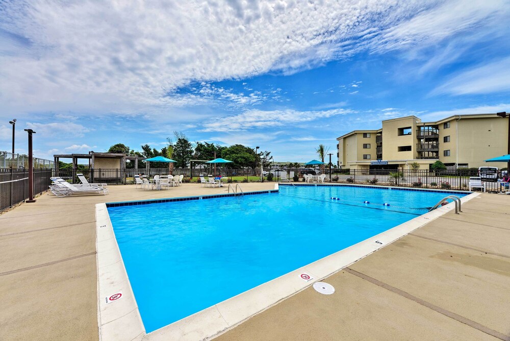 埃默拉尔德岛, 游泳池