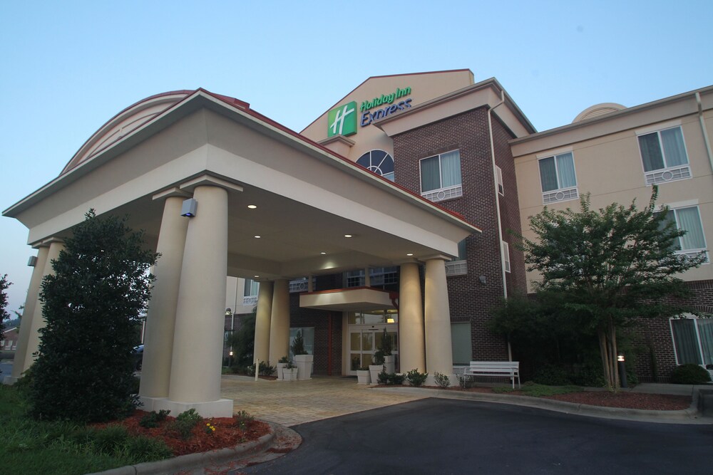 Book Holiday Inn Express Pembroke In Hotels Holiday Inn Express Pembroke Exterior
