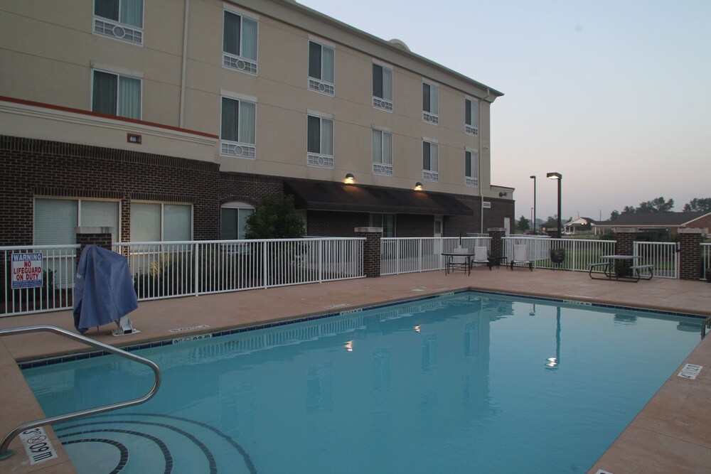 Book Holiday Inn Express Pembroke In Hotels