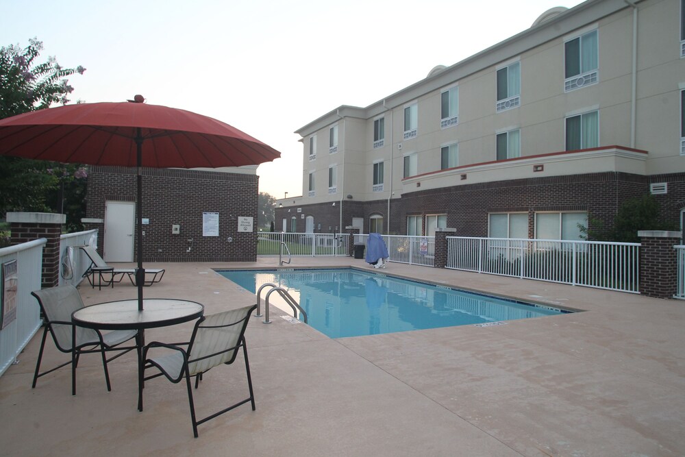 Book Holiday Inn Express Pembroke In Hotels Holiday Inn Express Pembroke Pool