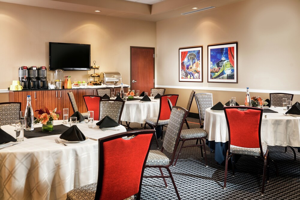 Book Staypineapple at The Maxwell Hotel in Seattle