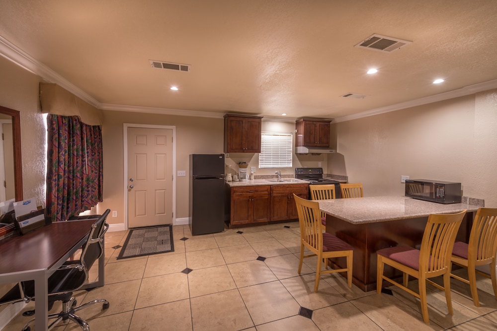 Book Edgewater Inn Reedley in Reedley