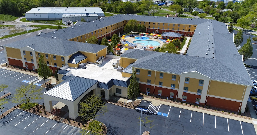 Book Cedar Point S Express Hotel In Sandusky Hotels Cedar Point S Express Hotel Sandusky