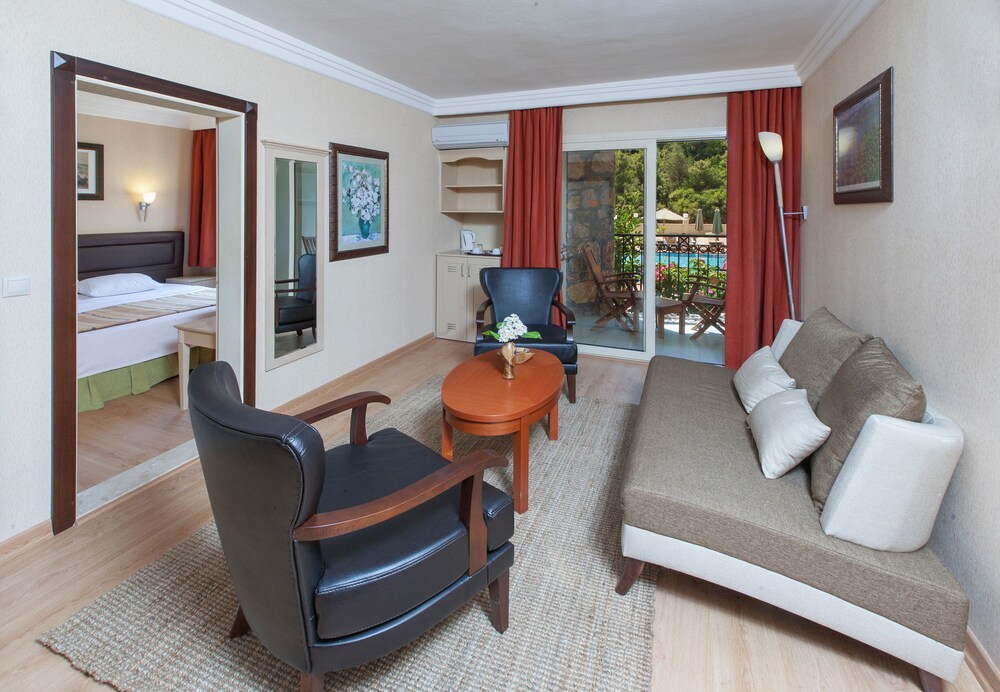 朱利安森林套房酒店 - 全包式