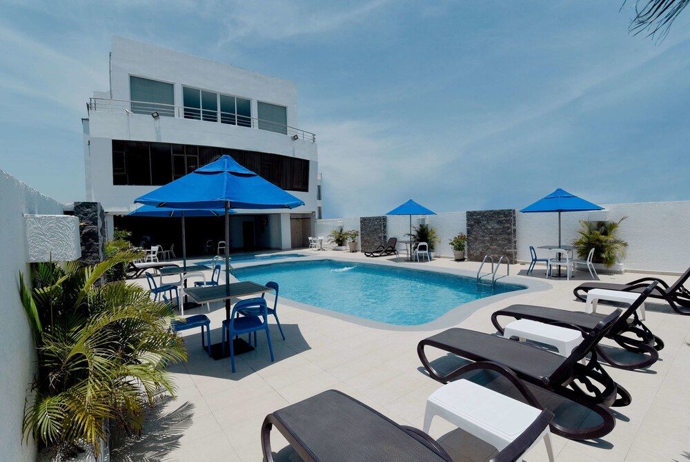 Book Howard Johnson Hotel Versalles Barranquilla in Barranquilla