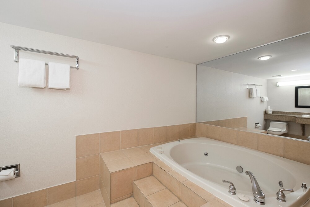 hotels in mt laurel nj with jacuzzi