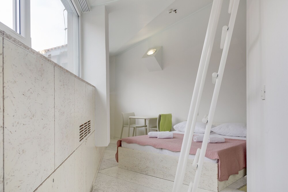 Goli i bosi hostel cijene