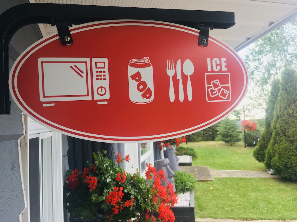 Book Mystic Isle Motel in Wawa | Hotels.com