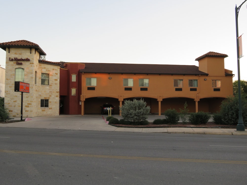 Book La Hacienda Alamo Dome Riverwalk In San Antonio Hotels La Hacienda Alamo Dome Riverwalk San Antonio