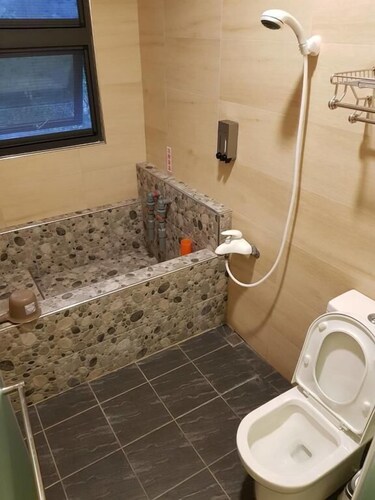 花蓮 安通溪畔溫泉民宿 近秀姑巒溪 六十石山等景點的安通溫泉 泉質最好 免費露天野溪溪畔溫泉好享受 被森林跟溪畔溫泉包圍的日式建築民宿 Mika出走美食日誌