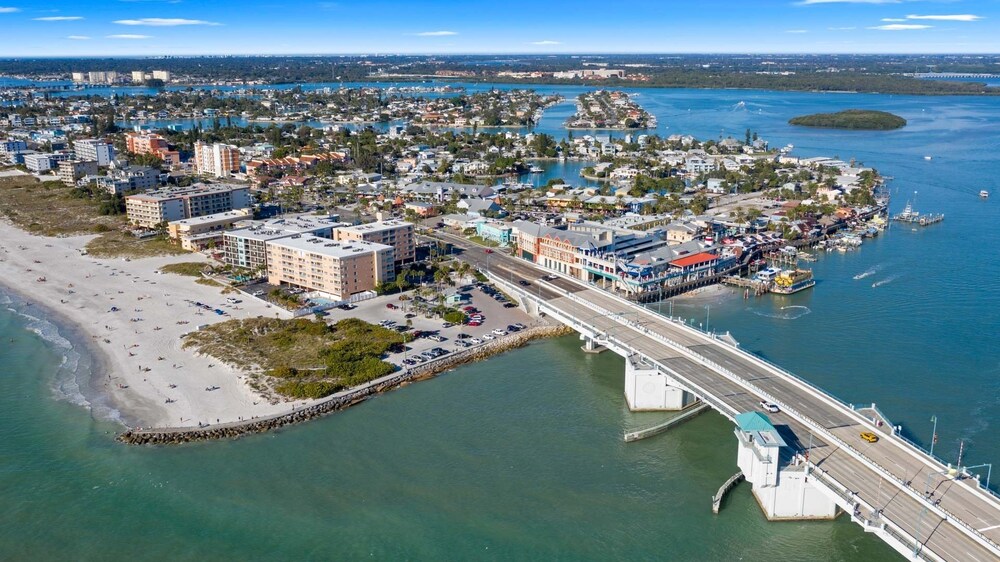 water front coastal cottage just steps to the beach bbrb204