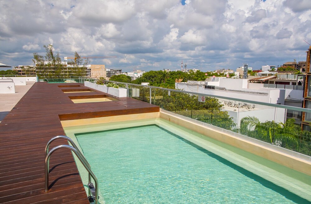 屋顶游泳池