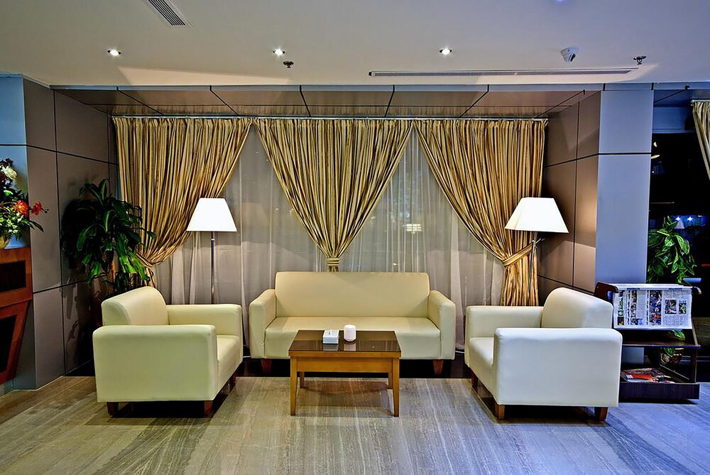 تركيب باب خشب صناعة الابواب الخشب ورشة نجارة صناعة الابواب الخشبية ابواب خشب ابواب خشب جرار باب مروحه ع Door Glass Design Trendy Bathroom Tiles Classic Doors