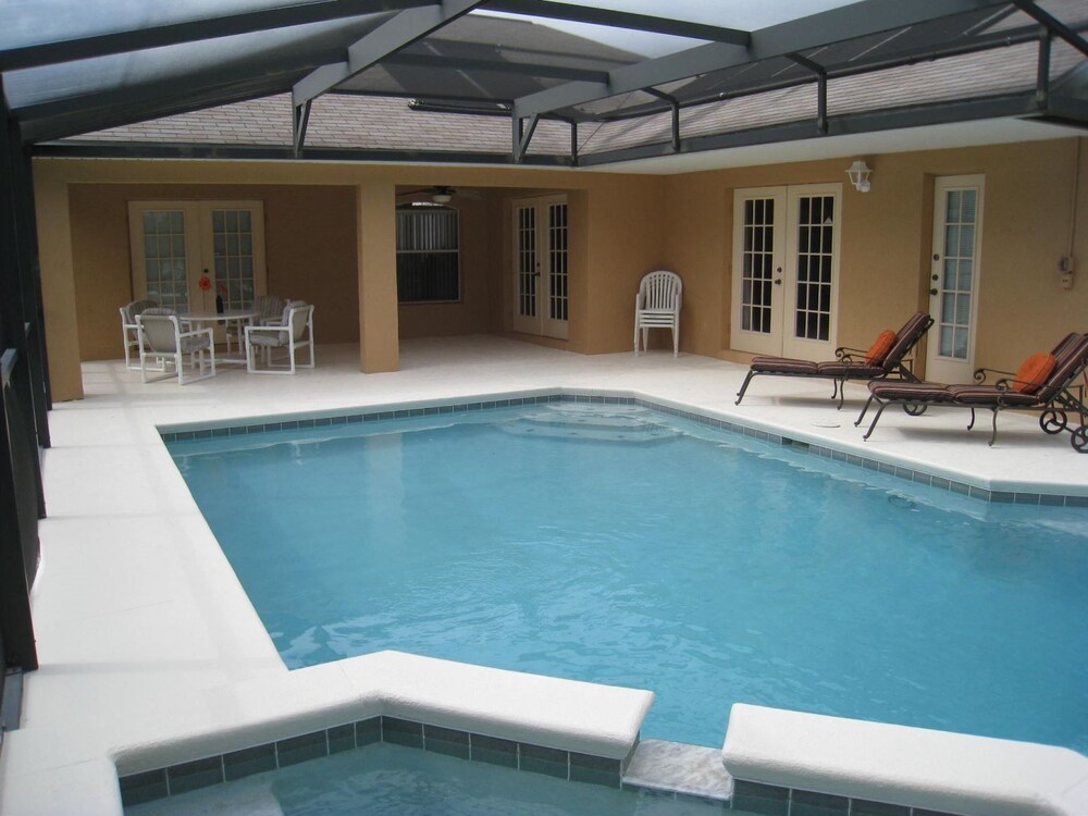 惊人4 床别墅 - 附南向游泳池和 spa - 后方无邻近住宅 - 俯瞰保护区