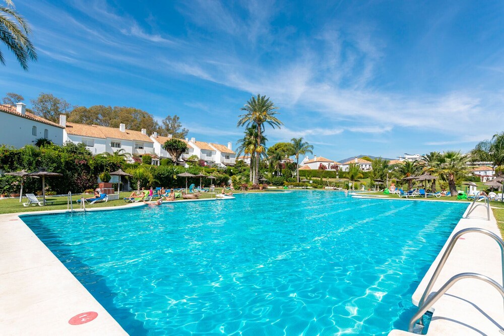 埃斯特波纳 3 居公寓酒店 - 附私人阳台和共享游泳池贝纳玛拉 ii 号