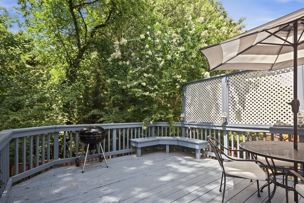 ラグジュアリーなタウンホーム 広い角部屋ユニット パティオ デッキ 地下 全てが新しい高級マットレス セルフチェックイン スーパーホスト サポート スターリング の宿泊予約 ホテルズドットコム