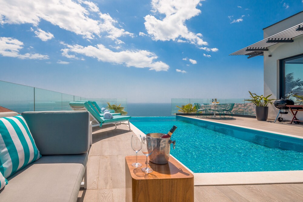 里瓦奢华别墅酒店 - 附无边际游泳池