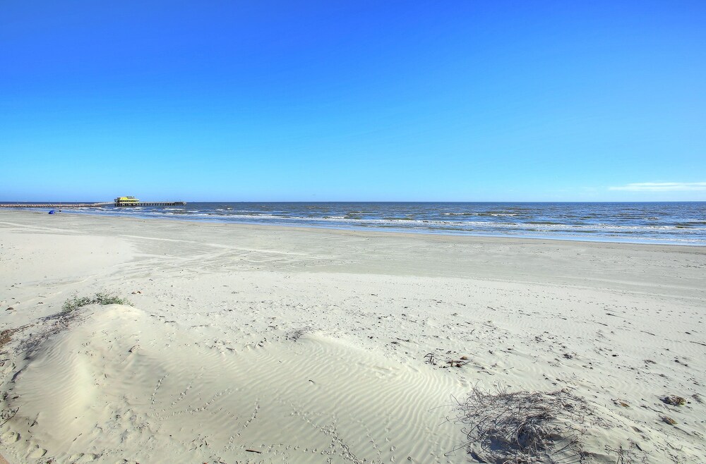 located on the galveston seawall, this updated condo is