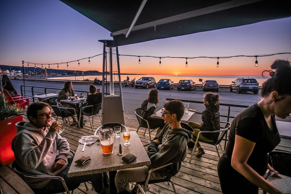 Auberge Et Pub Chez Bass Sainte Anne Des Monts Hotels Com