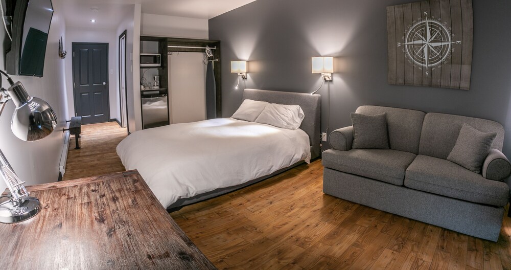 Auberge Et Pub Chez Bass In Sainte Anne Des Monts Hotels Com