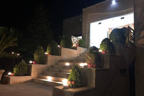 احجز منزل من 4 غرف نوم في عم ان مع إطلالة رائعة على المدينة وشرفة وواي فاي في عمان قارن أسعار الفنادق في عمان