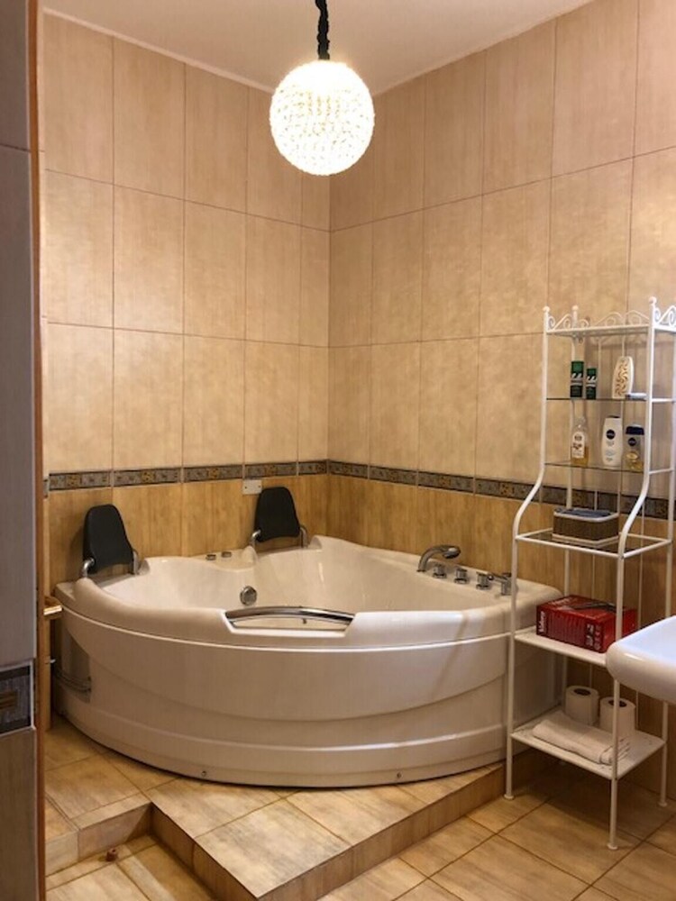 جاكوزي في غرفة النوم